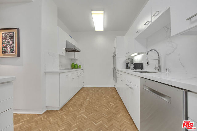 9255 Doheny Road, West Hollywood CA: https://media.crmls.org/mediaz/921b47f9-c240-4f2b-80d5-8fd6b06e7b89.jpg
