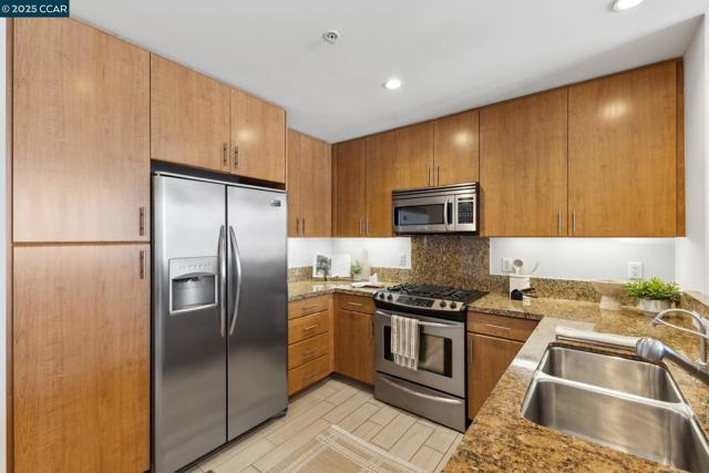 438 W Grand Ave, Oakland CA: https://media.crmls.org/mediaz/921b7a02-372c-47e1-9bae-9b149474a0bb.jpg