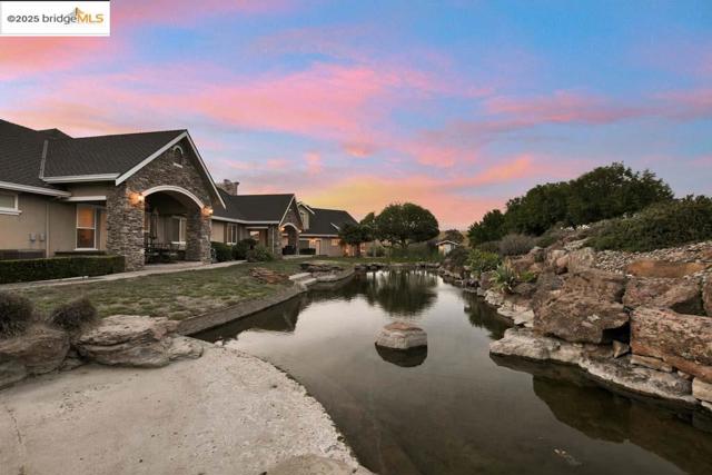9050 Deer Valley Rd, Brentwood CA: https://media.crmls.org/mediaz/921bd90e-9eb8-41e8-be10-bba5dc103c70.jpg