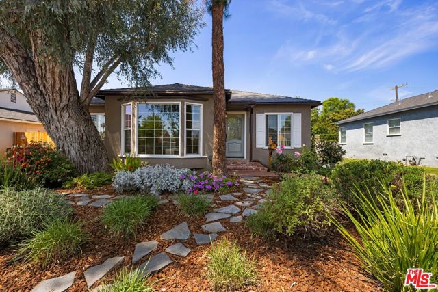 6611 Gerald Avenue, Lake Balboa CA: https://media.crmls.org/mediaz/921c54a4-f561-4f26-b359-8cc4978640c7.jpg