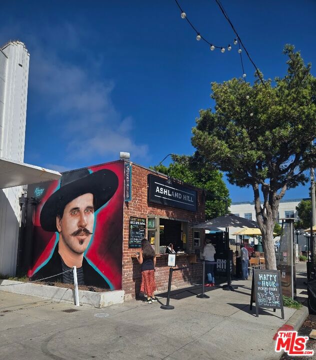 428 Hill Street, Santa Monica CA: https://media.crmls.org/mediaz/921d189b-2f55-4486-8174-873f9a91b00b.jpg