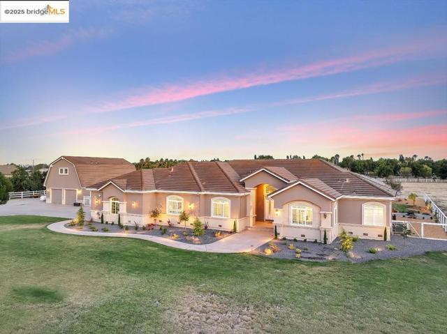 430 Ellisa Ln, Brentwood CA: https://media.crmls.org/mediaz/921d53f8-5485-4310-beb7-6f26ccb34c1c.jpg