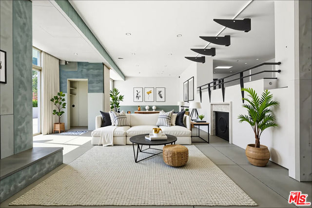 2442 Green View Place, Los Angeles CA: https://media.crmls.org/mediaz/921d6671-d201-460e-8a2d-117348c6c70c.jpg