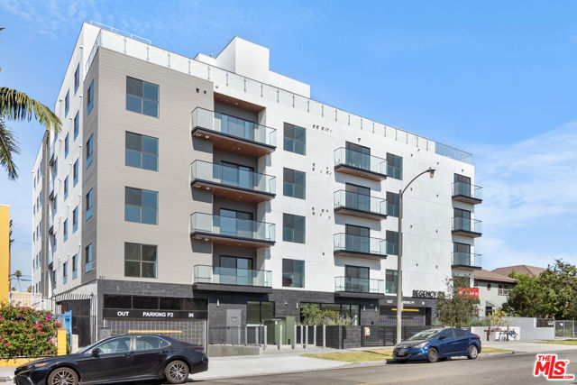 321 S Oxford Avenue, Los Angeles CA: https://media.crmls.org/mediaz/921ea8da-d750-443f-ba75-9ac6c5638ee4.jpg