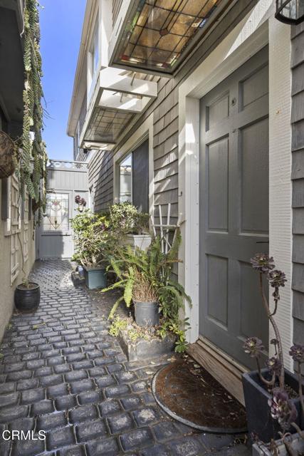 3541 Ocean Drive, Oxnard CA: https://media.crmls.org/mediaz/921fac80-a355-4266-a5ff-f7cbdf698ba0.jpg