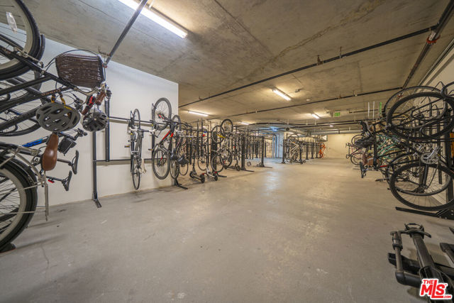 889 Francisco Street, Los Angeles CA: https://media.crmls.org/mediaz/921fd3ec-7b90-4c55-a5db-7250f990860e.jpg