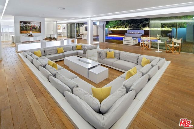 1106 N Hillcrest Road, Beverly Hills CA: https://media.crmls.org/mediaz/92201b2c-b03b-4d14-b5eb-2ca4c2460e36.jpg