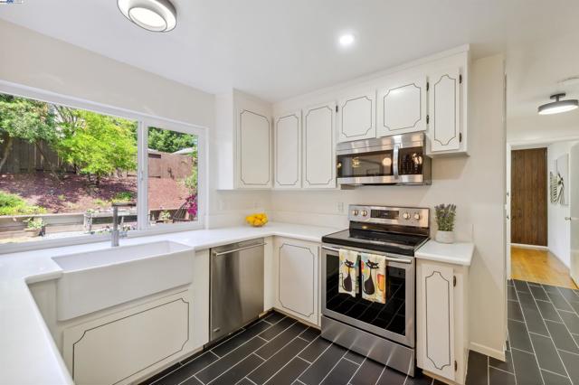 7606 Desertwood Ln, Pleasanton CA: https://media.crmls.org/mediaz/92206855-63bd-459f-8c42-703f92ebb2e5.jpg