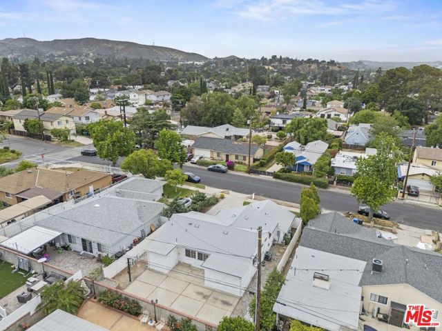 10914 Mcvine Avenue, Sunland CA: https://media.crmls.org/mediaz/92208b12-1833-45d6-95d2-ad4c2006f90c.jpg