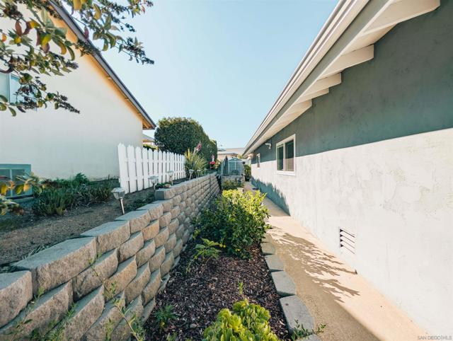 16482 Roca Dr, San Diego CA: https://media.crmls.org/mediaz/9220a6f0-ecb4-44b0-bf74-478ec43dc641.jpg