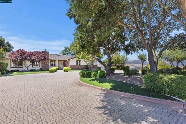 70 Sherburne Hills, Danville CA: https://media.crmls.org/mediaz/9221329a-1681-408d-ba00-a69007b78b73.jpg