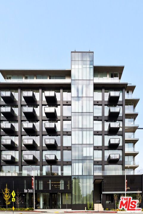 8899 Beverly Boulevard, Los Angeles CA: https://media.crmls.org/mediaz/92217555-777f-425e-8fe5-8e3856b7f522.jpg