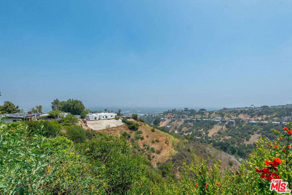 https://media.crmls.org/mediaz/92217d39-bde6-4375-908c-af82c615066b.jpg?preset=X-Large