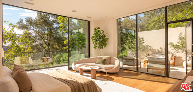 12752 Mulholland Drive, Beverly Hills CA: https://media.crmls.org/mediaz/9221b45a-5785-4db3-aa5d-cfca5cdb59e8.jpg