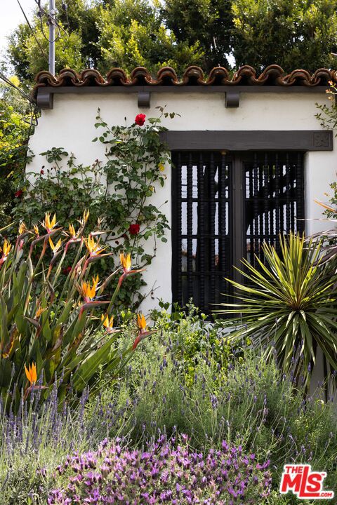 1012 Superba Avenue, Venice CA: https://media.crmls.org/mediaz/9221cd83-f0c9-4e3d-a7da-0ea925bbc6f6.jpg
