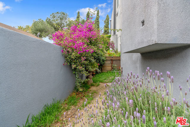 2131 Griffith Park Boulevard, Los Angeles CA: https://media.crmls.org/mediaz/92229fd0-12c6-47bb-96cf-44fb7829ce08.jpg