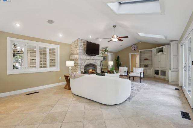 688 Danville Blvd, Danville CA: https://media.crmls.org/mediaz/9222c503-3906-4e3a-afbc-58eb811e514d.jpg