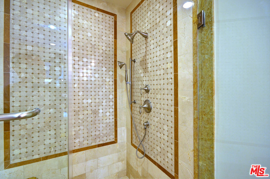 https://media.crmls.org/mediaz/922384c0-2d9a-449f-972c-784daf6916da.jpg?preset=X-Large
