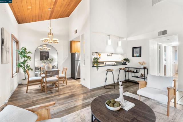 2720 Oak Rd, Walnut Creek CA: https://media.crmls.org/mediaz/9223b39a-b735-444b-922c-195cf9f536f0.jpg