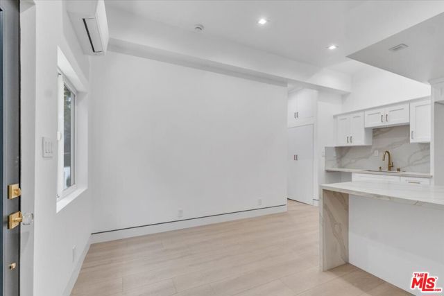 5561 1/2 El Canon Avenue, Woodland Hills CA: https://media.crmls.org/mediaz/9223c243-bc33-47b4-aa09-14234dfab284.jpg