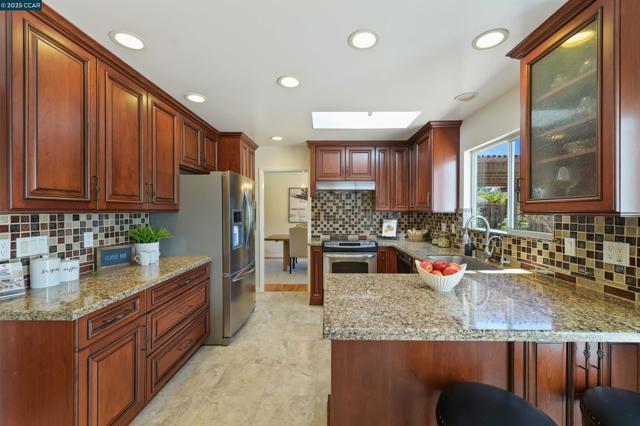 2172 La Salle Dr, Walnut Creek CA: https://media.crmls.org/mediaz/9223c96a-8430-4d66-99c7-87cc30313c3e.jpg