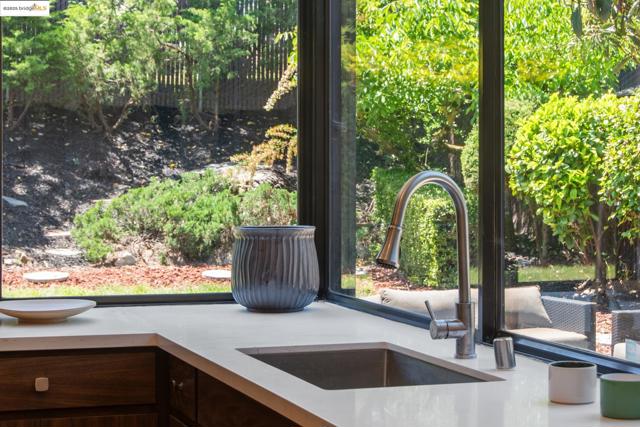 13185 Clairepointe Way, Oakland CA: https://media.crmls.org/mediaz/9223cade-0e8c-4aff-8177-b6e2bbb85c7a.jpg