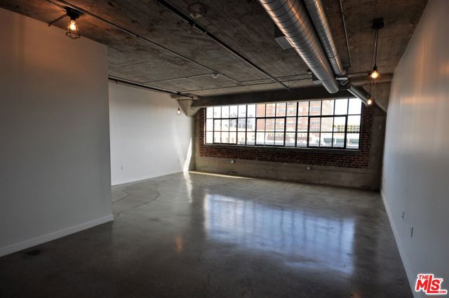 691 Mill Street, Los Angeles CA: https://media.crmls.org/mediaz/92256244-b9bc-4bdd-98eb-cce09e5e3046.jpg