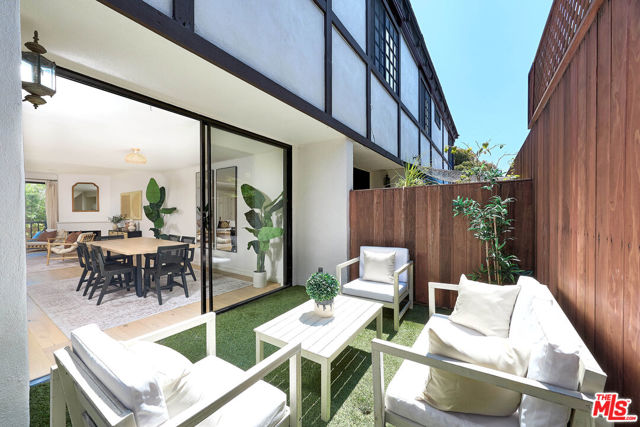 713 9th Street, Santa Monica CA: https://media.crmls.org/mediaz/9225d9fe-1568-4cb8-9b9c-2dced7f9b7f5.jpg