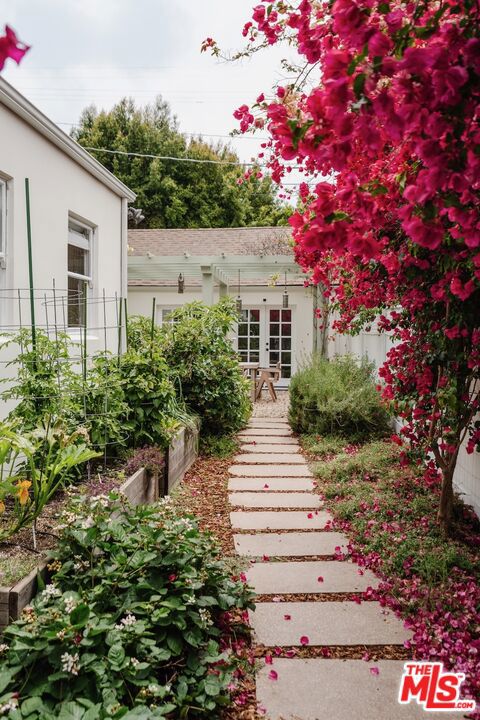 226 N Arden Boulevard, Los Angeles CA: https://media.crmls.org/mediaz/9226ce30-fe00-498b-825b-677fdc49de62.jpg