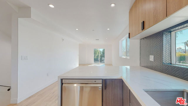 14423 Califa Street, 1/2 photo 8