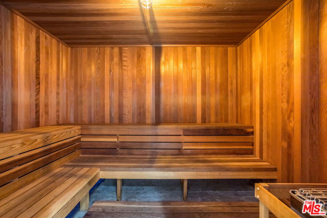 410 S Barrington Avenue, Los Angeles CA: https://media.crmls.org/mediaz/9228234e-a881-4bd0-b5cc-75105c5c8126.jpg