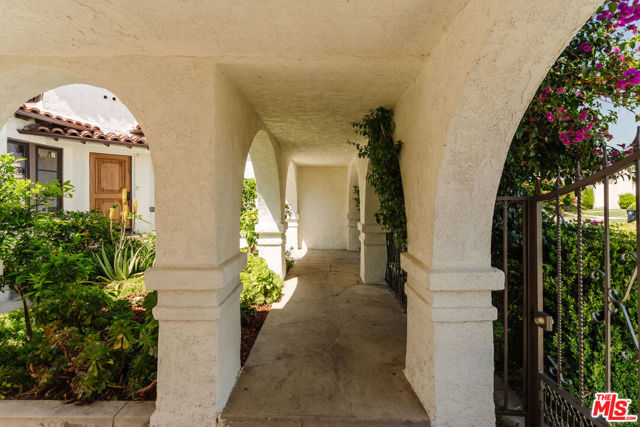 3975 Sutro Avenue, Los Angeles CA: https://media.crmls.org/mediaz/92299d27-270f-42e1-80fb-f578dda31462.jpg