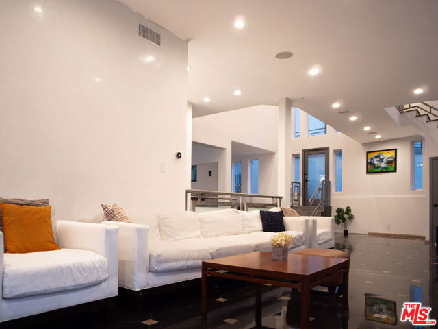 3971 Fredonia Drive, Los Angeles CA: https://media.crmls.org/mediaz/922a09df-de53-4715-b727-64f619a83b47.jpg
