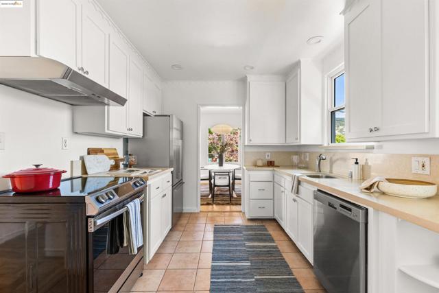 2451 Carmel St, Oakland CA: https://media.crmls.org/mediaz/922a2cdb-5b77-48e2-b0ae-476dbbeb0afc.jpg