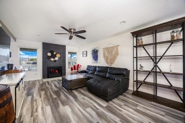 13306 Tawanka Dr, Poway CA: https://media.crmls.org/mediaz/922ac38d-110a-46c3-83d5-edf4464f075d.jpg