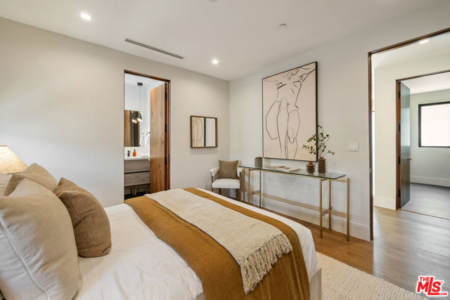 4299 Elmer Avenue, Studio City CA: https://media.crmls.org/mediaz/922bac9b-9c25-489c-b5ca-c801f809fc1e.jpg