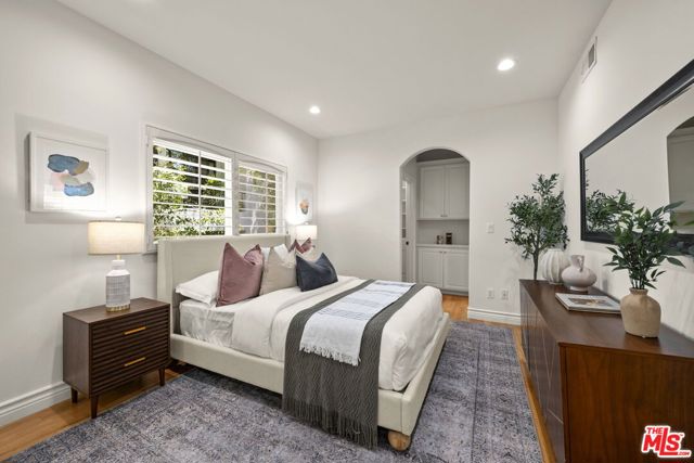640 N Sweetzer Avenue, Los Angeles CA: https://media.crmls.org/mediaz/922be62b-77fc-4da6-ae41-b8c7b4035a4e.jpg