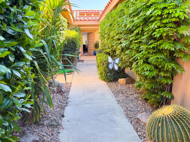 177 Las Lomas, Palm Desert CA: https://media.crmls.org/mediaz/922d9a8e-1ad4-4dd9-9c35-844a86360a7f.jpg