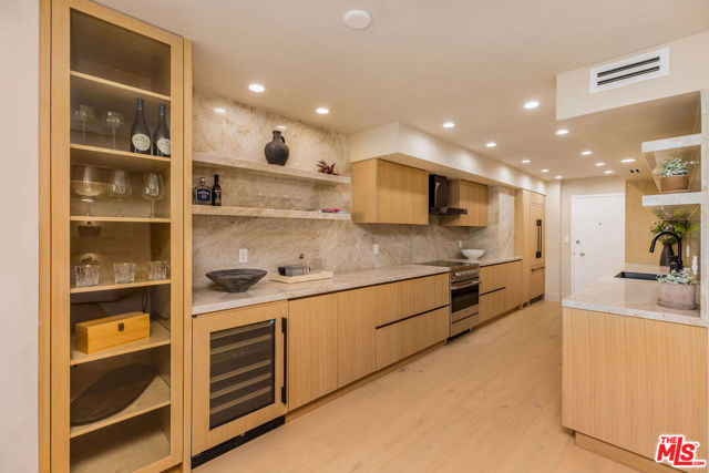 818 N Doheny Drive, West Hollywood CA: https://media.crmls.org/mediaz/922dee33-da47-4c8d-b2a1-bb148968c6f5.jpg