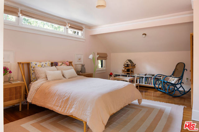 1741 Golden Gate Avenue, Los Angeles CA: https://media.crmls.org/mediaz/922e112d-502b-4a4d-a621-e499480faa30.jpg