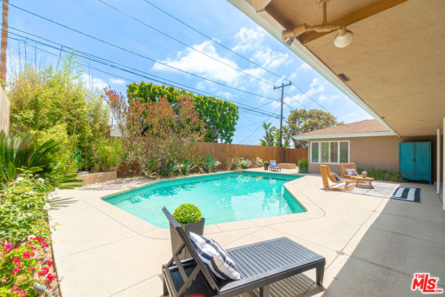 5210 S Corning Avenue, Los Angeles CA: https://media.crmls.org/mediaz/922e325d-3d36-4d63-86d4-1b77e4776377.jpg
