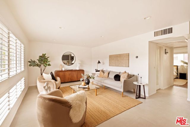 970 Palm Avenue, West Hollywood CA: https://media.crmls.org/mediaz/922e5f1c-f8db-4660-b7b3-cd4add016345.jpg