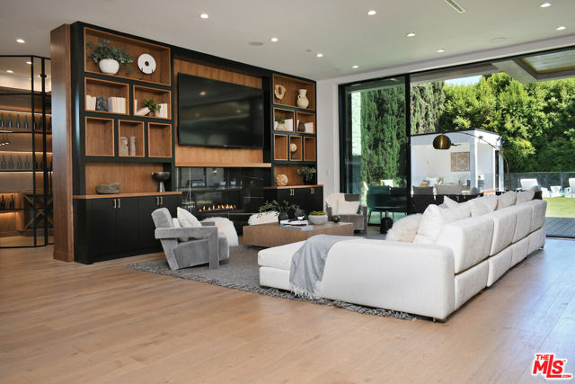 4544 Woodley Avenue, Encino CA: https://media.crmls.org/mediaz/92302a33-4a30-4cd5-b4a0-bc36dab69455.jpg