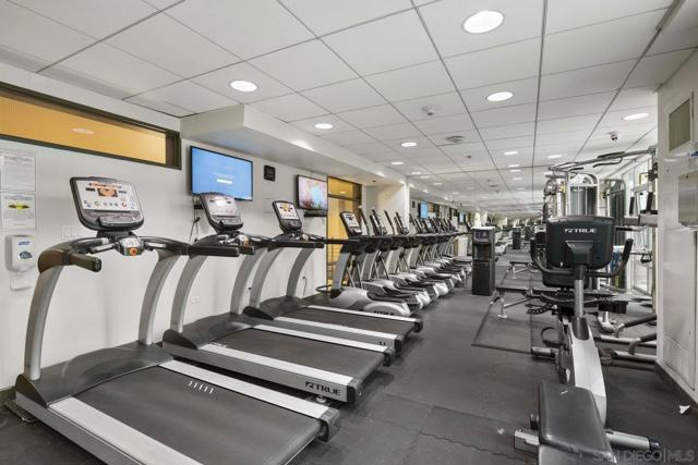 425 W Beech St, San Diego CA: https://media.crmls.org/mediaz/923050d7-e21b-4562-b2ba-81e34023da7a.jpg