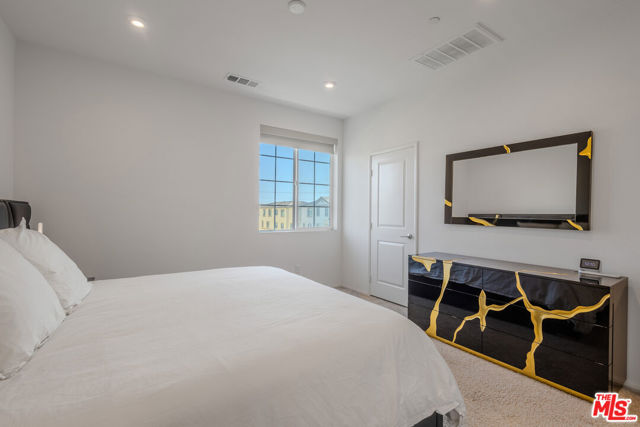 15978 Pilot Avenue, Chino CA: https://media.crmls.org/mediaz/92306b4f-e1db-499c-940f-9dbd32521b85.jpg