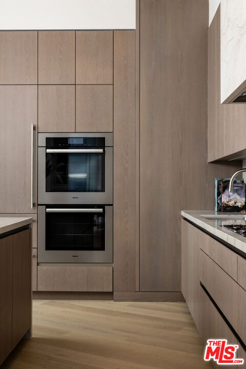 211 W Elm Court, Los Angeles CA: https://media.crmls.org/mediaz/92306e41-8a8c-4a9a-8d7e-c071797638e2.jpg