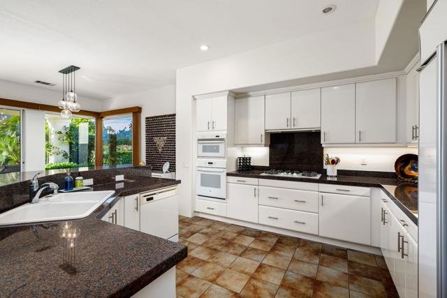 54595 Winged Foot, La Quinta CA: https://media.crmls.org/mediaz/92309cdc-ae2c-4d55-92e7-029f14a95e4a.jpg