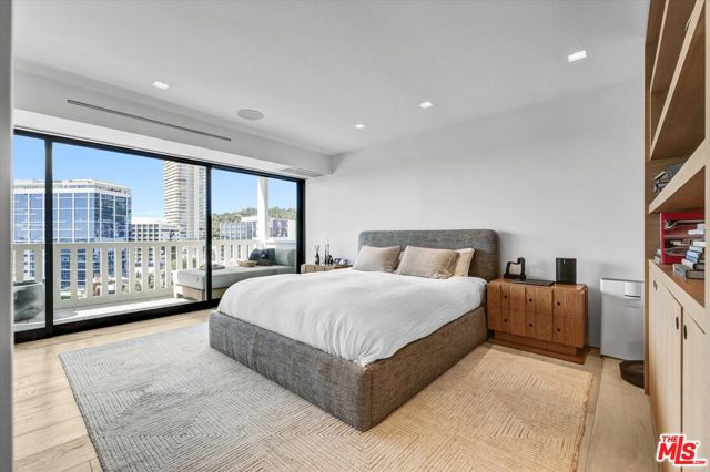 999 N Doheny Drive, West Hollywood CA: https://media.crmls.org/mediaz/92346ee3-0a9f-4249-ae9c-3d2b5fe72962.jpg