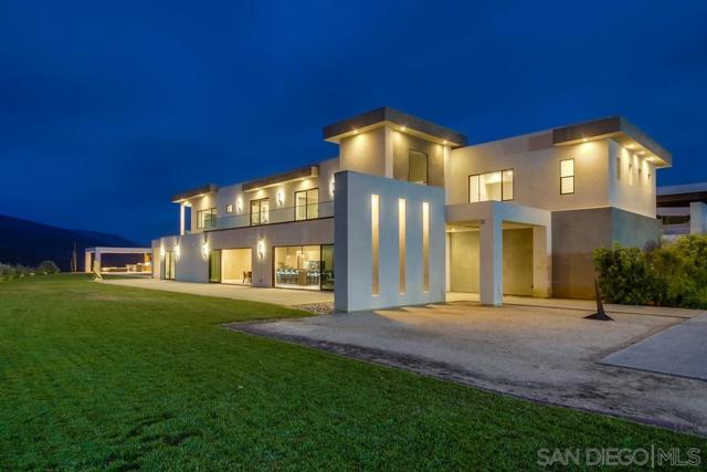 2885 Gate Three Place, Chula Vista CA: https://media.crmls.org/mediaz/9234aeca-3c75-43af-be4b-807044111c96.jpg