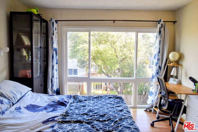 437 29th Street, San Francisco CA: https://media.crmls.org/mediaz/923599d2-cb83-4395-b2ae-b168c2cb9b52.jpg